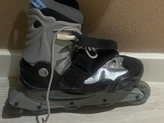 Patines en línea grises y negros