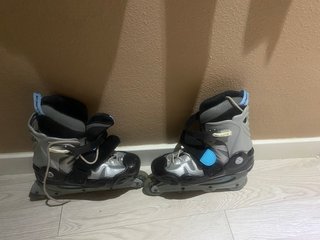 Patines en línea grises y negros