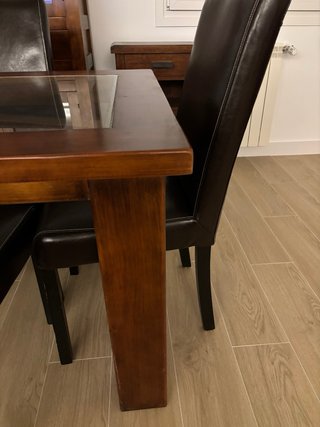 Mesa de comedor de madera y cristal