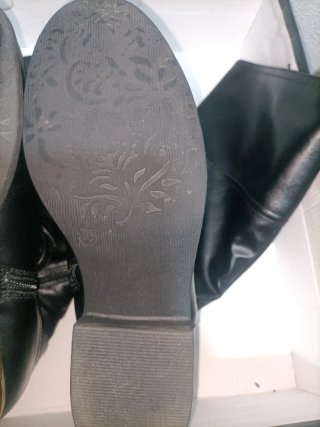 Botas altas negras con cadena dorada