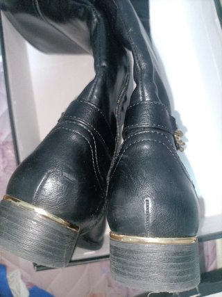 Botas altas negras con cadena dorada