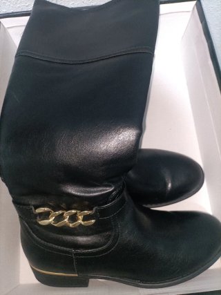 Botas altas negras con cadena dorada
