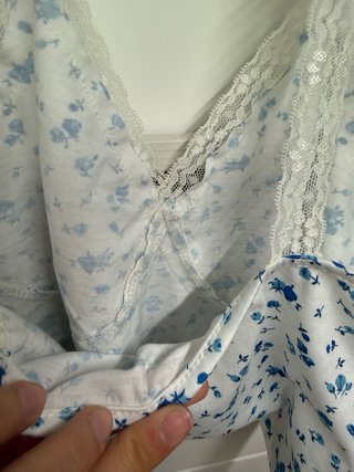 Top floral azul y blanco con encaje