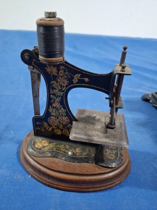 Antigua Máquina de Coser Decorativa