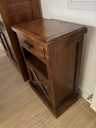 Mueble auxiliar de madera y cristal