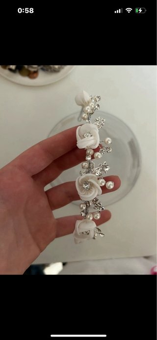 Diadema de comunión plateada y blanca