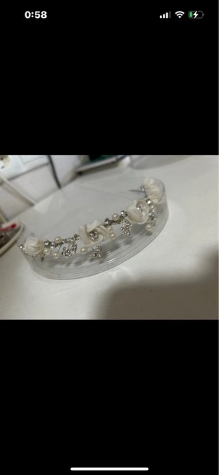 Diadema de comunión plateada y blanca