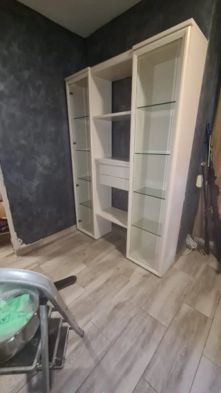Vitrina expositora de cristal y madera