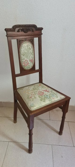Sillas de madera tallada con tapizado floral
