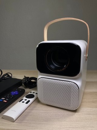 CineCasa: Proyector WanboT6 + Pantalla 2,5m + Roku