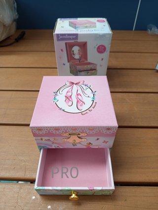 JewelKeeper es el diseñador líder de joyeros musicales para niñas.