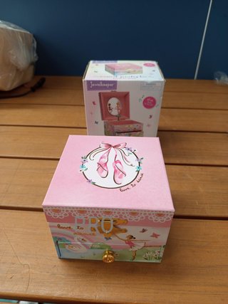 JewelKeeper es el diseñador líder de joyeros musicales para niñas.