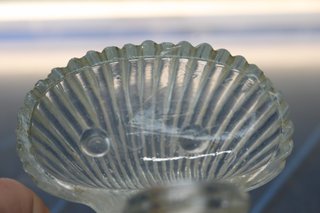 Especiero vintage de vidrio. Doble concha de cristal, salero y pimentero.