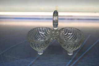 Especiero vintage de vidrio. Doble concha de cristal, salero y pimentero.