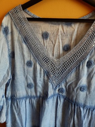 Vestido azul con bordados