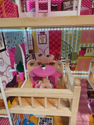 Casa de muñecas de madera