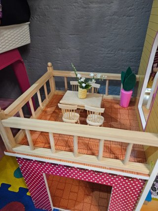 Casa de muñecas de madera