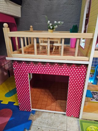 Casa de muñecas de madera