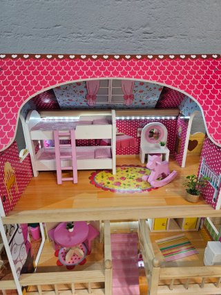 Casa de muñecas de madera