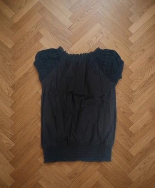 Blusa negra con detalles de encaje