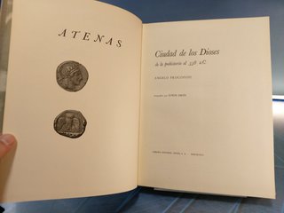 Atenas, Ciudad de dioses. De la prehistoria al 338 a. C., Angelo Procopiou. Editorial Argos, 1965.