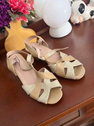 Sandalias tacón beige y dorado