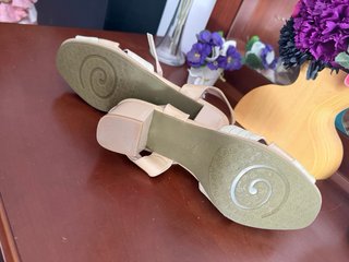 Sandalias tacón beige y dorado