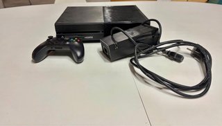 Xbox One Negra + Mando y Fuente