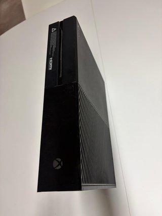 Xbox One Negra + Mando y Fuente