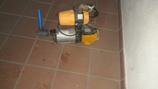 Depósito de fibra para agua 1000 más bomba