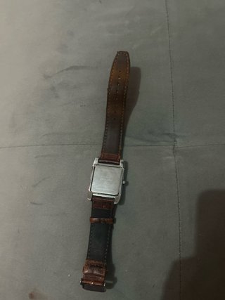 Reloj de pulsera plateado y marrón
