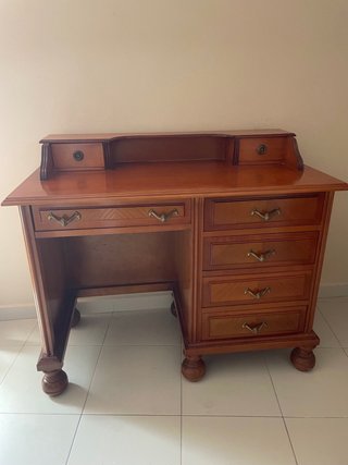 Escritorio de madera con cajones