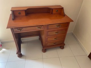 Escritorio de madera con cajones