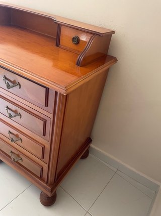 Escritorio de madera con cajones