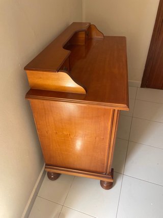 Escritorio de madera con cajones