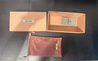 Caja y funda Miu Miu rosa