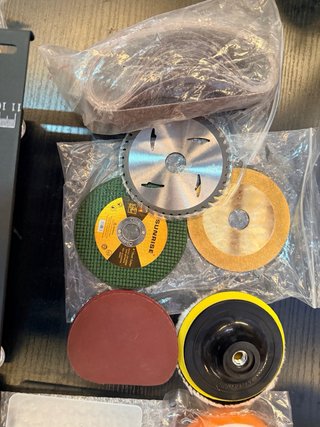 Mini sierra de mesa con accesorios
