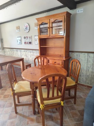 Mesa redonda y 4 sillas de madera