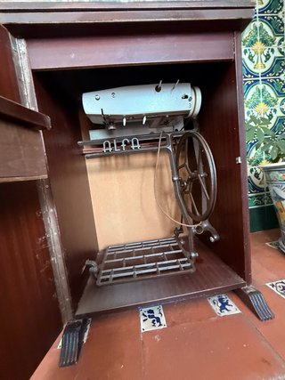 Máquina de coser antigua con cajón