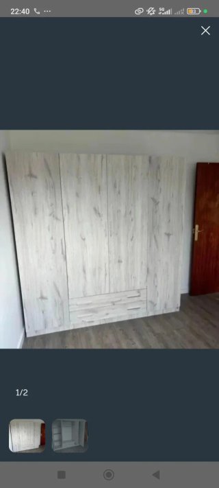 Armario de madera beige y blanco
