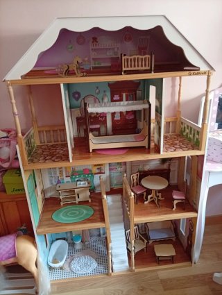 Casita de muñecas con muebles