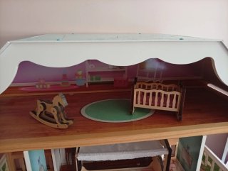 Casita de muñecas con muebles