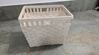 Cesto de mimbre blanco rectangular.