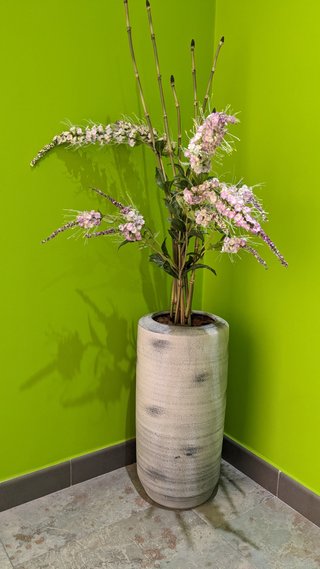 Jarrón decorativo con flores artificiales de tela