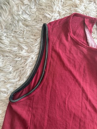 Blusa sin mangas burdeos