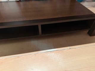 Mesa de madera marrón