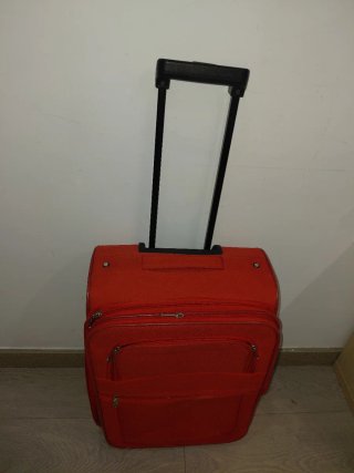 Maleta pequeña con ruedas roja