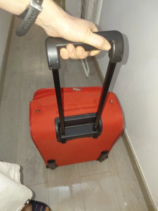 Maleta pequeña con ruedas roja