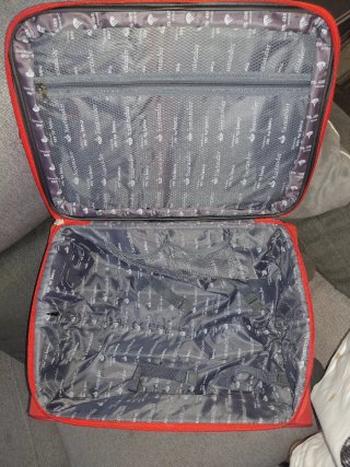 Maleta pequeña con ruedas roja
