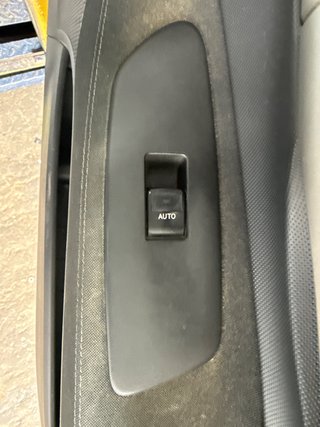 MANDO ELEVALUNAS DELANTERO DERECHO Toyota Auris (E18)(10.2012->)